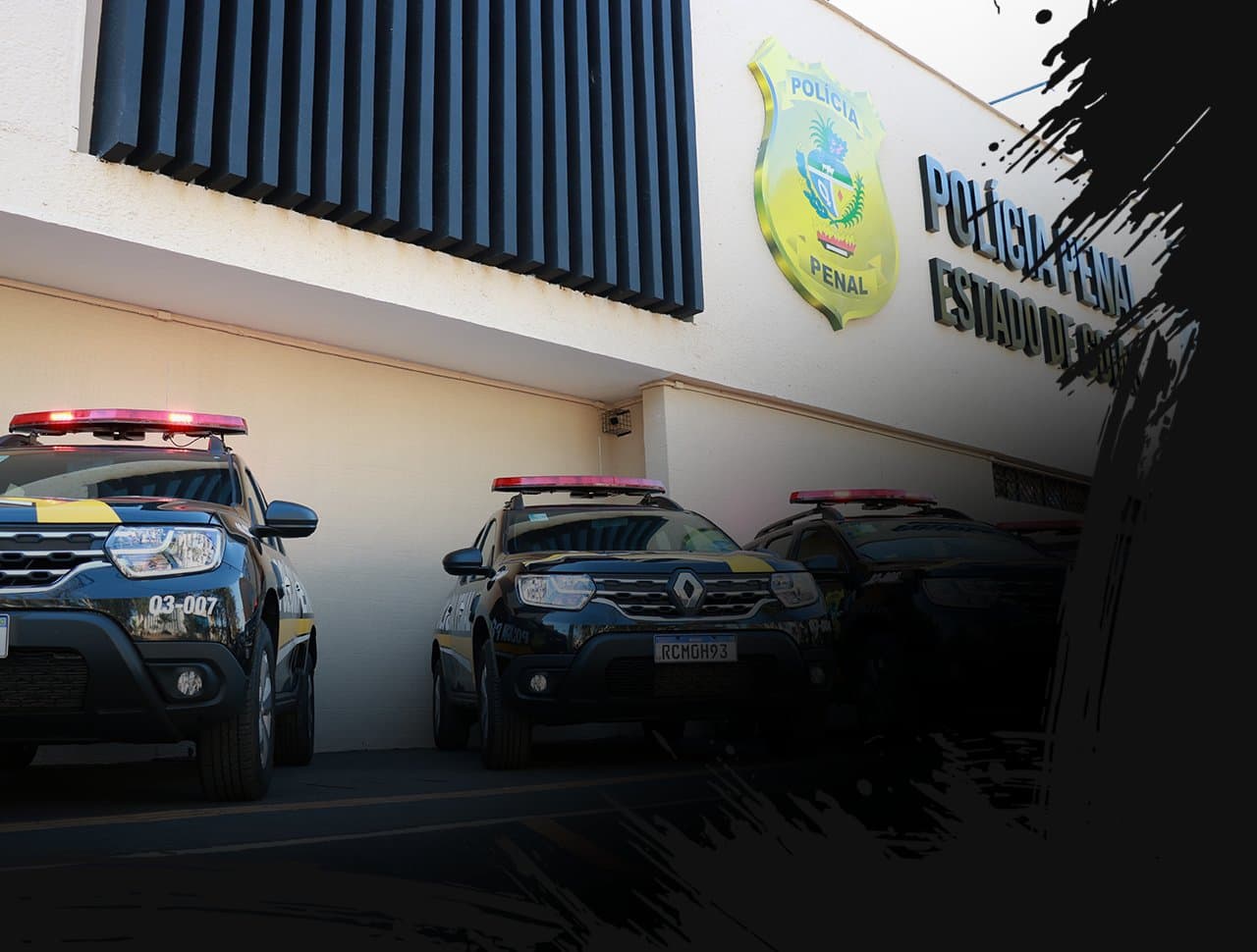 Viaturas da Polícia Penal em frente à sede institucional